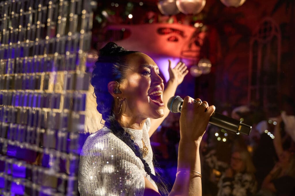 presentatrice inhuren live optreden_2 gimmie gimmie abba live show breda